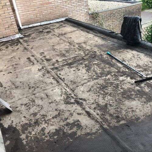 Schoonmaken van een plat dak in Velserbroek